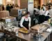 Traiteur préparant un buffet avec du matériel de cuisine professionnel Pic-Event